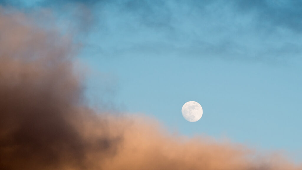 Lune et nuages. // Source : Flickr/CC/Matthias Buehler (photo recadrée)