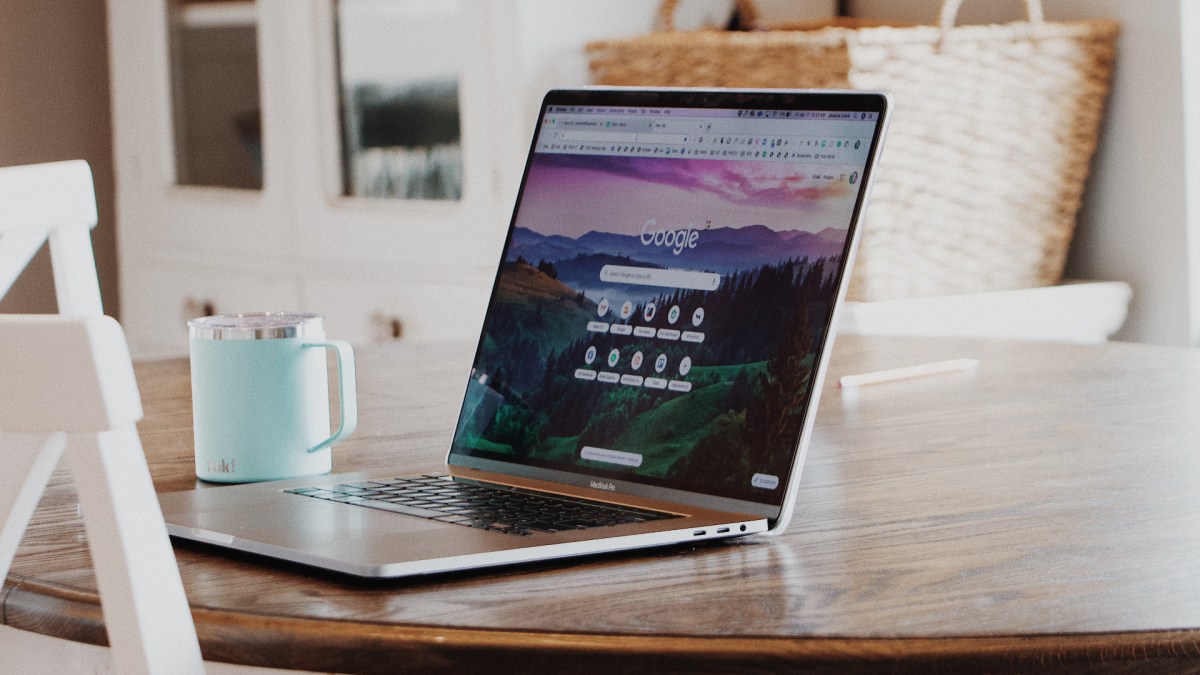 Google sur un MacBook. // Source : Pexels/Jessica Lewis (photo recadrée)