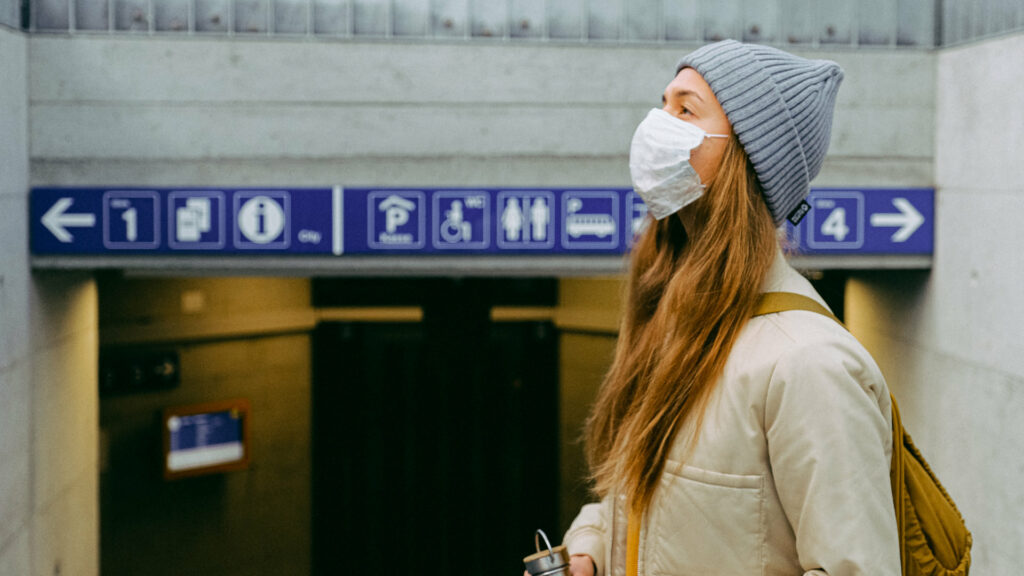 Une personne portant un masque dans un lieu public. // Source : Pexels/Anna Shvets (photo recadrée)