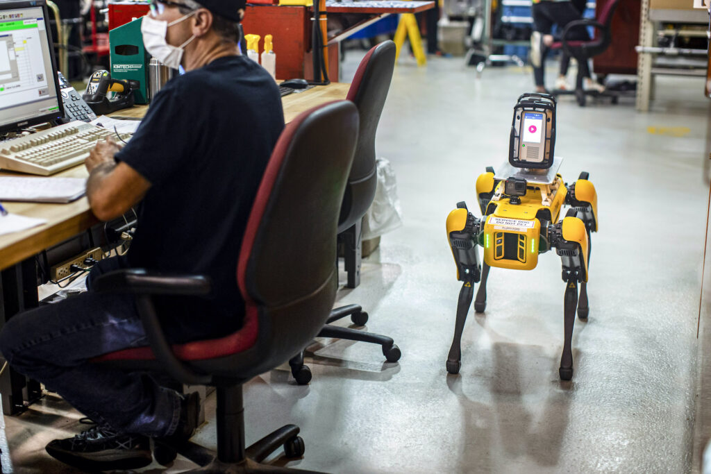 Robots chiens dans une usine Ford // Source : Ford Robots chiens dans une usine Ford // Source : Ford