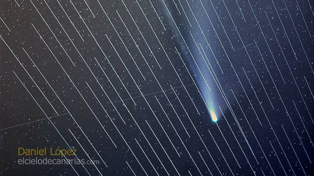 Cette photo est la superposition de 17 images. Le train de satellites Starlink est passé devant la comète NEOWISE. // Source : Daniel Lopez