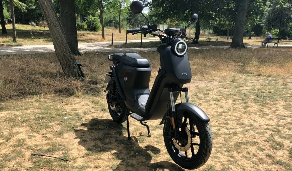 Le scooter électrique Niu UQI GT (Pro) // Source : Marie Turcan pour Vroom/Numerama
