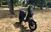 Le scooter électrique Niu UQI GT (Pro) // Source : Marie Turcan pour Vroom/Numerama