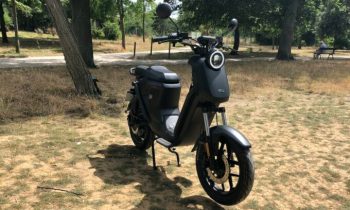 Le scooter électrique Niu UQI GT (Pro) // Source : Marie Turcan pour Vroom/Numerama