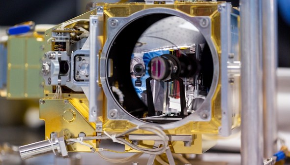 Instrument Supercam de Mars 2020 en integration a l'IRAP.