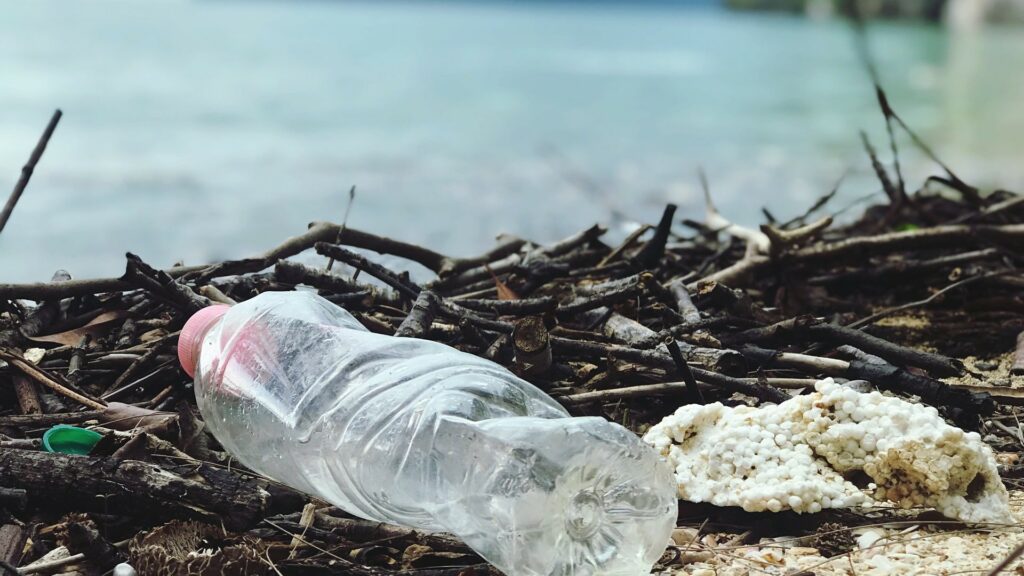 Des millions de tonnes de plastique sont déversés dans la nature par l'humanité... chaque année. Ce chiffre augmente. // Source : Pexels
