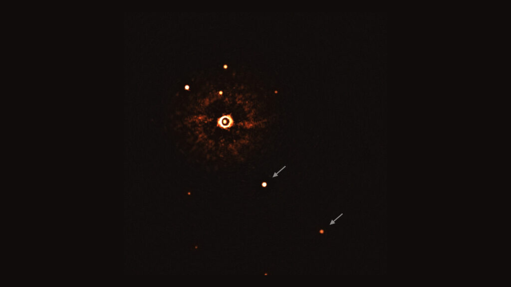 Première image d'un système multiplanétaire autour d'une étoile semblable au Soleil. // Source : ESO/Bohn et al. (photo recadrée)
