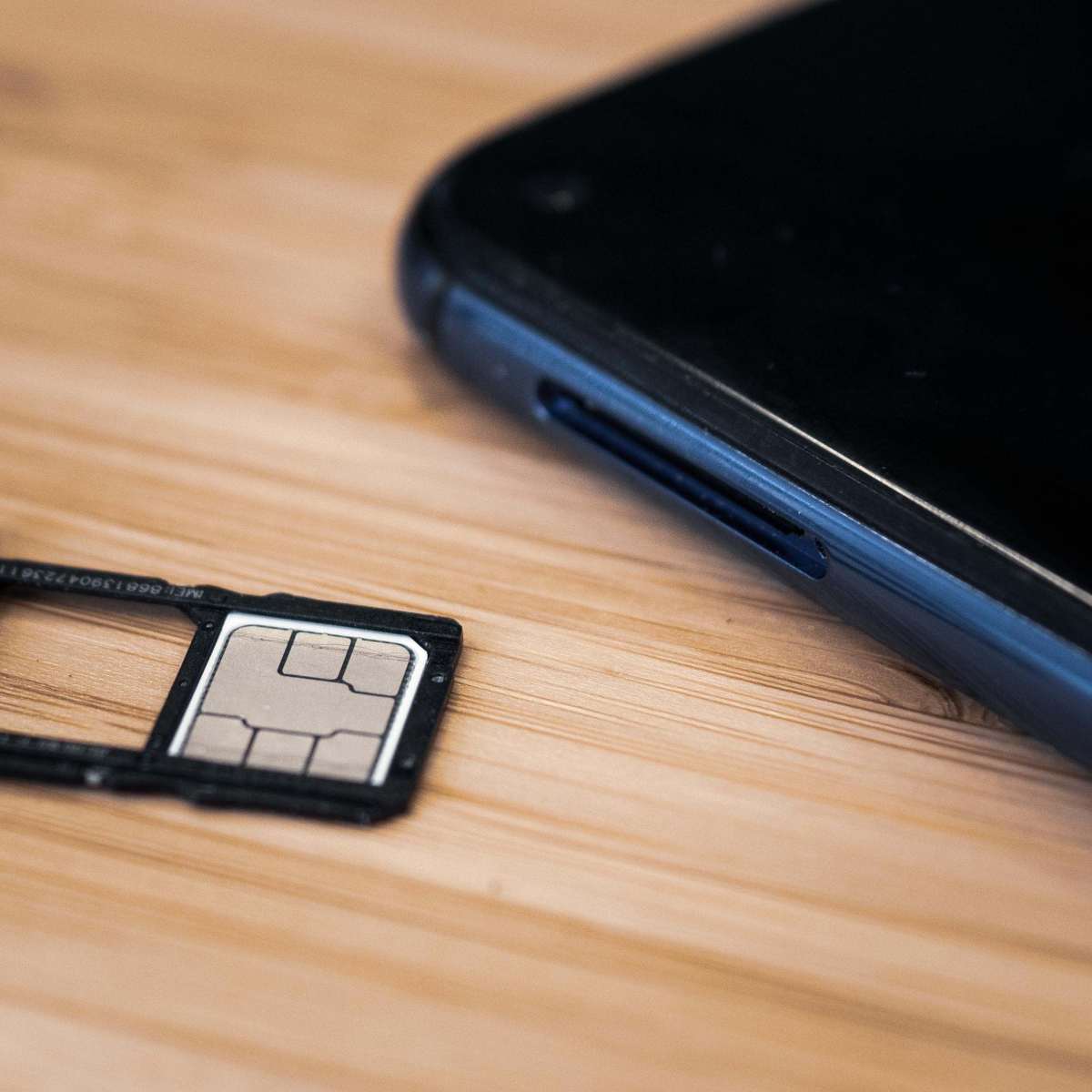 Le SIM Swapping consiste à tromper l'opérateur pour transférer le numéro de téléphone de sa victime sur une carte SIM en sa possession. // Source : Louise Audry pour Numerama