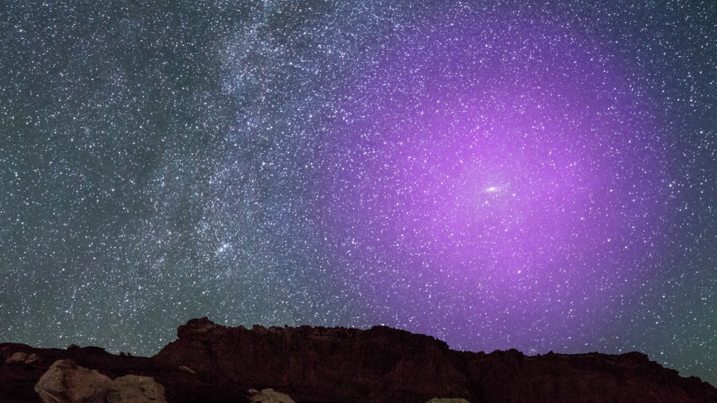 Le halo de la galaxie Andromède, si l'on pouvait le voir à l'œil nu. // Source : NASA, ESA, J. DePasquale and E. Wheatley (STScI), and Z. Levay (background image)