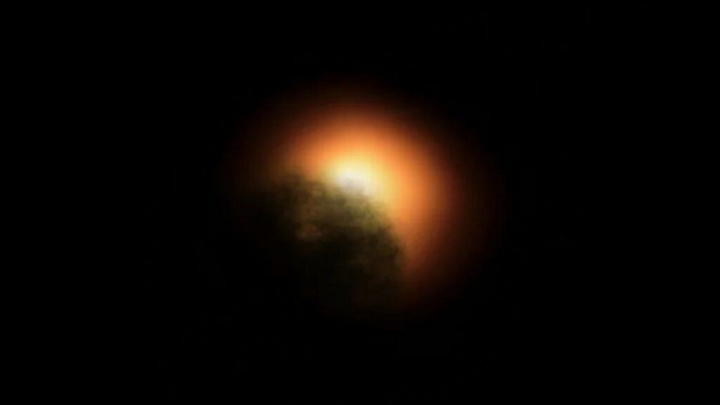 Rappresentazione artistica della nuvola di polvere davanti a Betelgeuse.  // Fonte: ESO, ESA/Hubble, M. Kornmesser