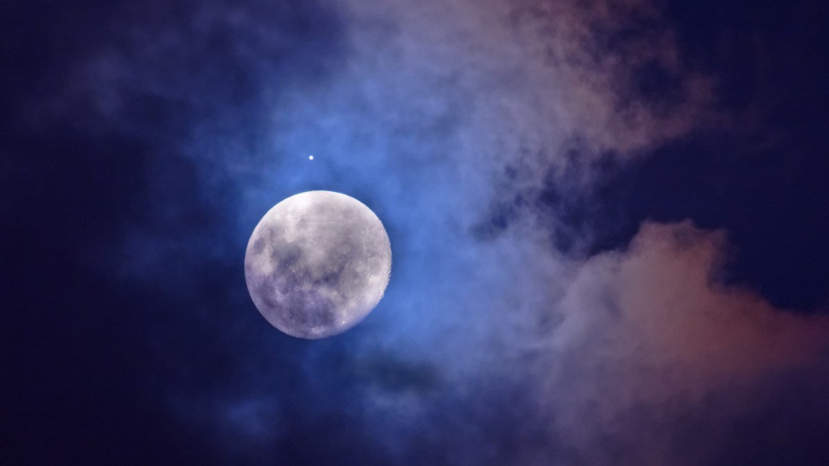 Une conjonction entre la Lune et Jupiter. // Source : Flickr/CC/Luis Argerich (photo recadrée)