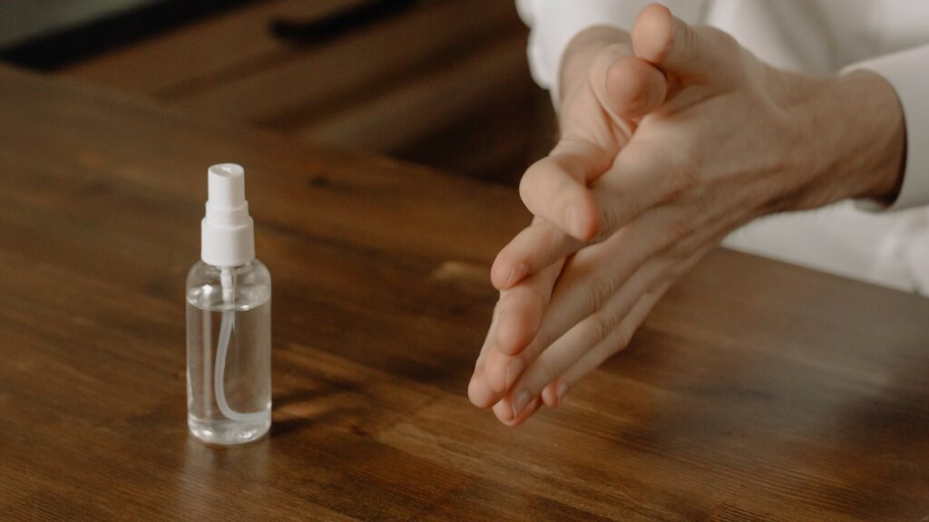 Le gel hydroalcoolique est fait pour se désinfecter les mains... pas pour être ingéré. Vraiment pas. // Source : Pexels