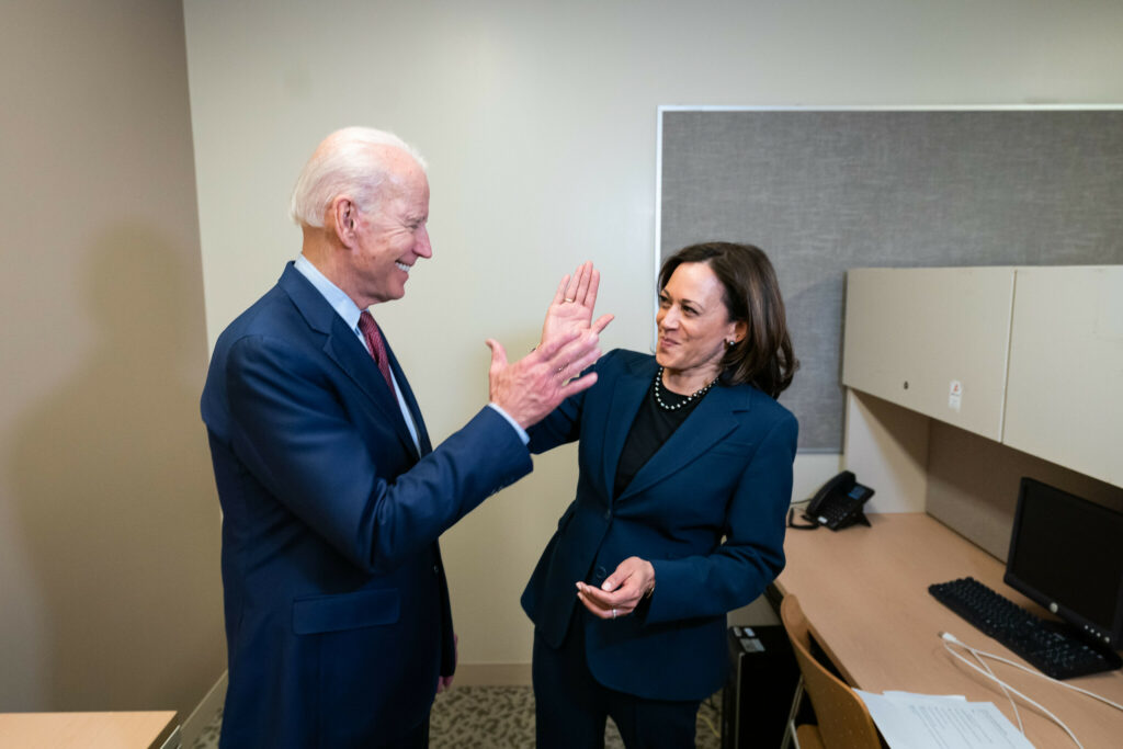 Se taper dans les mains, mais à distance sanitaire raisonnable // Source : Site de campagne de Joe Biden