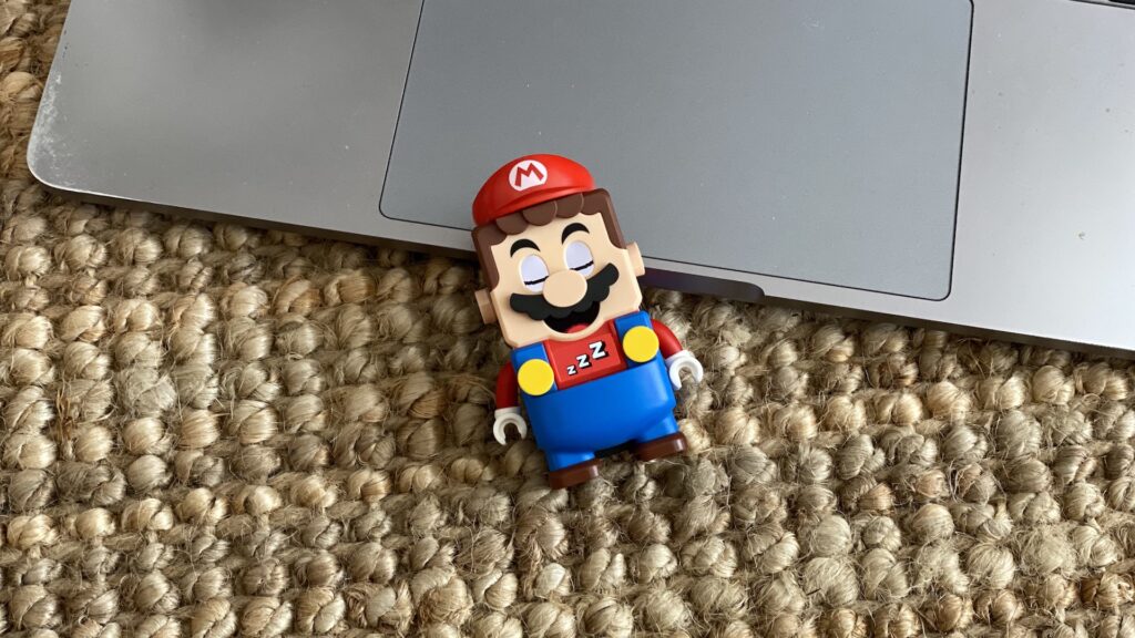 Lego Mario en train de dormir // Source : Maxime Claudel pour Numerama Lego Mario en train de dormir // Source : Maxime Claudel pour Numerama
