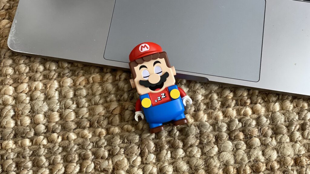 Lego Mario en train de dormir // Source : Maxime Claudel pour Numerama