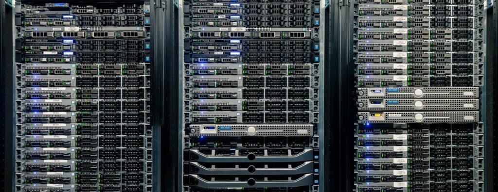 Une baie de serveur au sein d'un data center d'Infomaniak. Une baie de serveur au sein d'un data center d'Infomaniak.