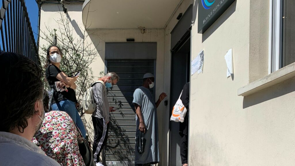 File d'attente pour des tests PCR dans un laboratoire de Montreuil. // Source : Numerama / Marcus D.B.