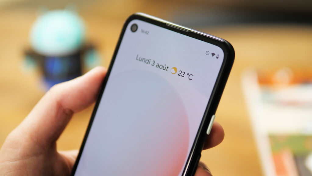Le Pixel 4a // Source : Louise Audry pour Numerama Le Pixel 4a // Source : Louise Audry pour Numerama
