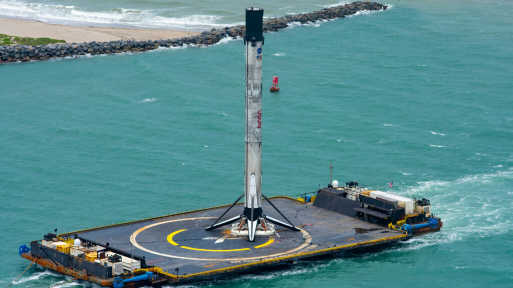 Récupération du lanceur lors de la mission Demo-2 de SpaceX. // Source : Flickr/CC/SpaceX (photo recadrée)