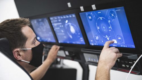 Thomas Pesquet à l'entraînement sur un écran de SpaceX. // Source : SpaceX/NASA/ESA