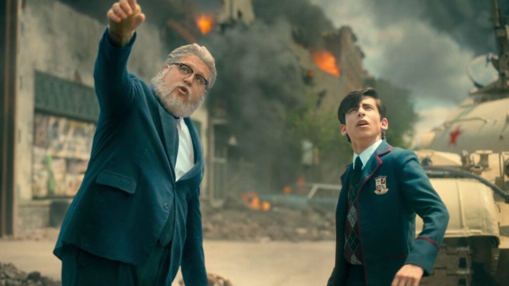 THE UMBRELLA ACADEMY (L to R) CAMERON BRITTON as HAZEL and AIDAN GALLAGHER as NUMBER FIVE in episode 201 of THE UMBRELLA ACADEMY Cr. COURTESY OF NETFLIX/NETFLIX © 2020