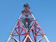 Antenne relais. // Source : Flickr/CC/Ivan Radic (photo recadrée)