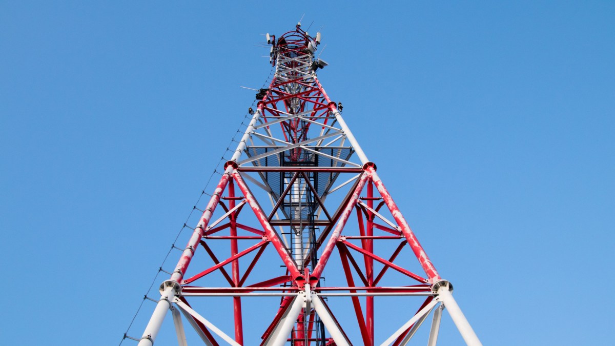 Antenne relais. // Source : Flickr/CC/Ivan Radic (photo recadrée)