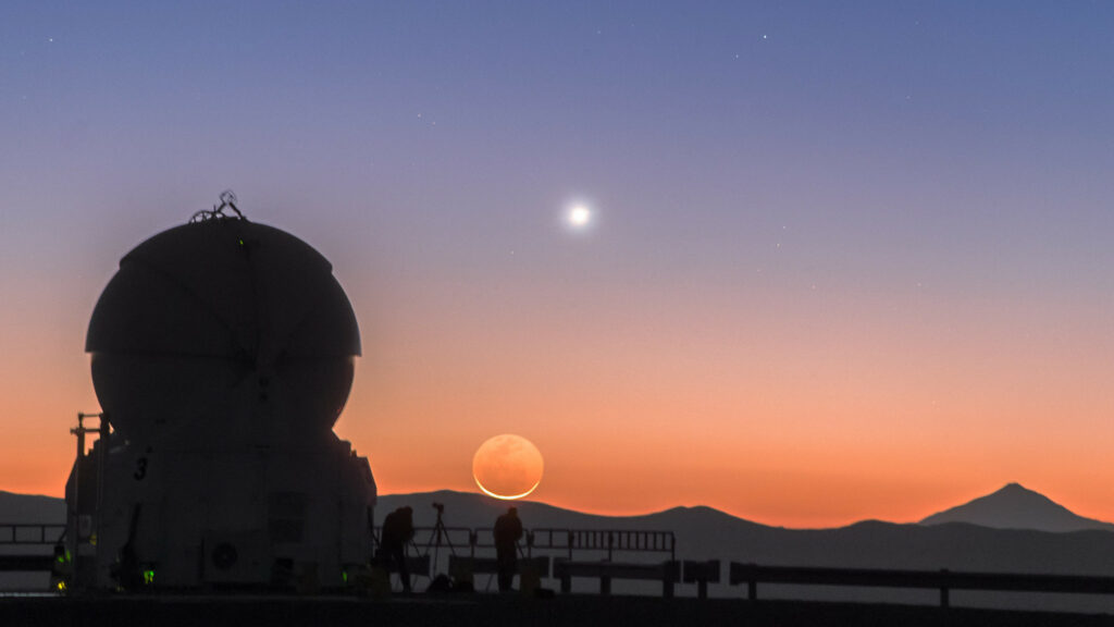Lune et Vénus vues depuis Cerro Paranal. // Source : P. Horálek/ESO (photo recadrée)