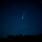 La comète C/2020 F3 (NEOWISE). // Source : Flickr/CC/Fabrizio Corda (photo recadrée)