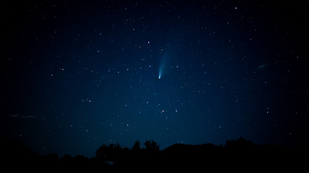 La comète C/2020 F3 (NEOWISE). // Source : Flickr/CC/Fabrizio Corda (photo recadrée)
