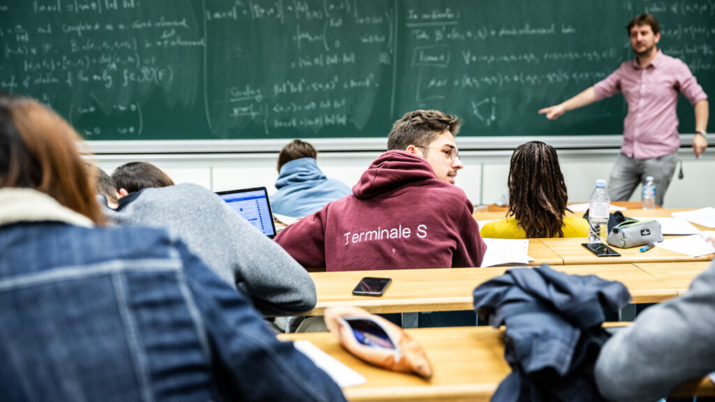Cours de mathématiques. // Source : Flickr/École polytechnique - J.Barande (photo recadrée) Cours de mathématiques. // Source : Flickr/École polytechnique - J.Barande (photo recadrée)