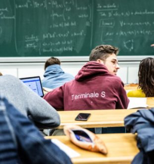 Cours de mathématiques. // Source : Flickr/École polytechnique - J.Barande (photo recadrée) Cours de mathématiques. // Source : Flickr/École polytechnique - J.Barande (photo recadrée)