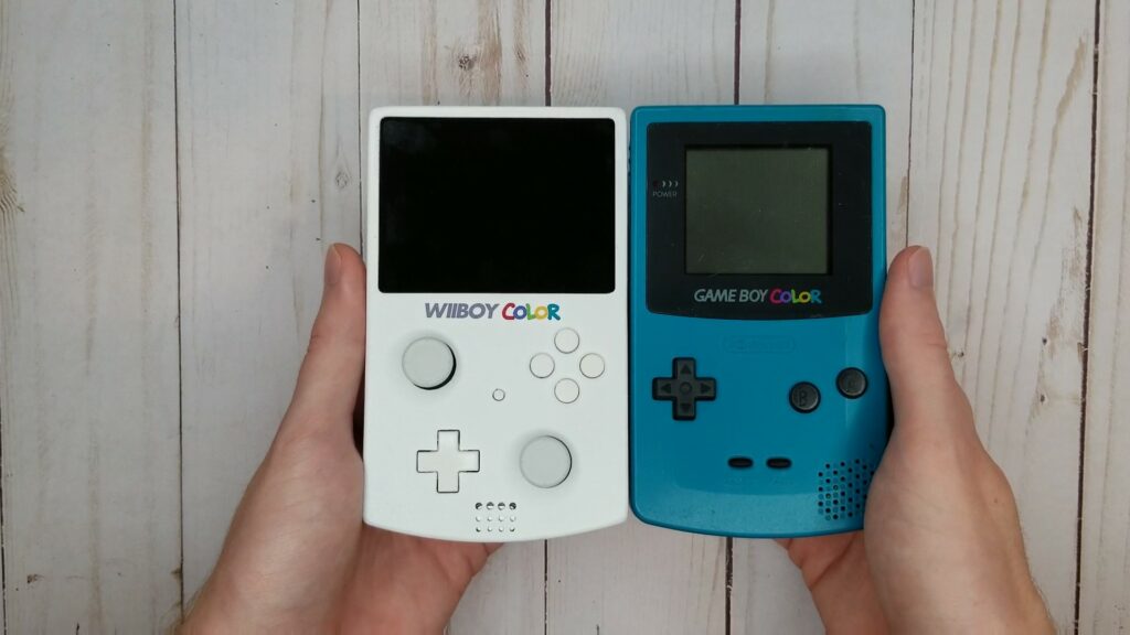 Console portable WiiBoy Color // Source : Twitter GingerOfMods