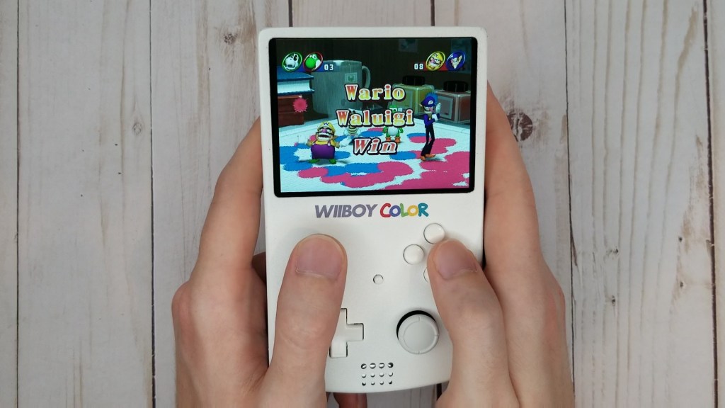 Console portable WiiBoy Color // Source : Twitter GingerOfMods