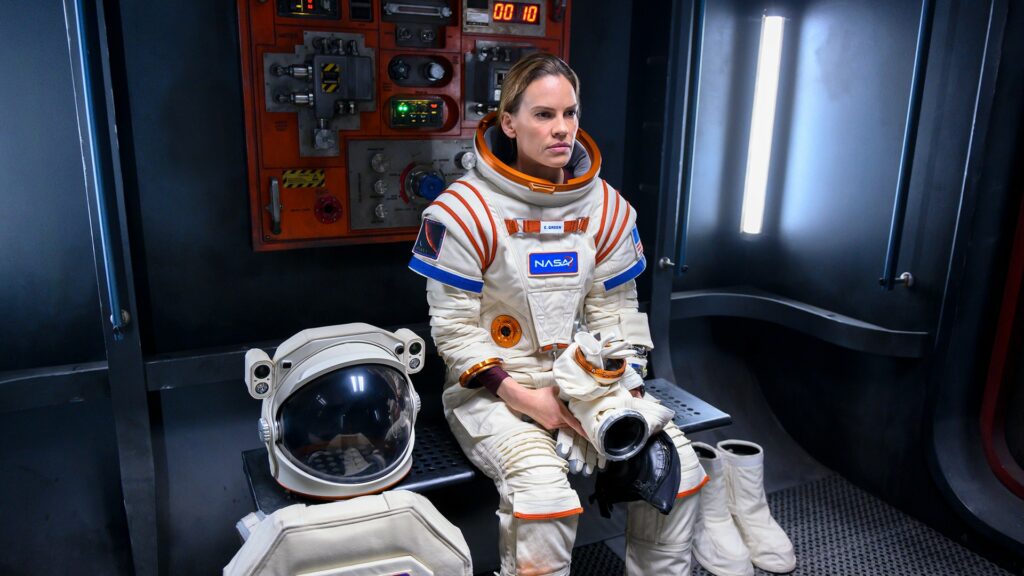 Hilary Swank interprète la commandante Emma Green. // Source : Netflix