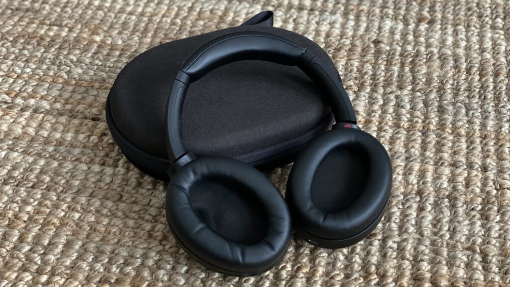 Le casque Sony WH-1000XM4 // Source : Maxime Claudel pour Numerama Le casque Sony WH-1000XM4 // Source : Maxime Claudel pour Numerama