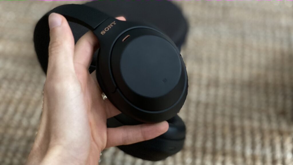 L'oreillette gauche du casque Sony WH-1000XM4 // Source : Maxime Claudel pour Numerama L'oreillette gauche du casque Sony WH-1000XM4 // Source : Maxime Claudel pour Numerama