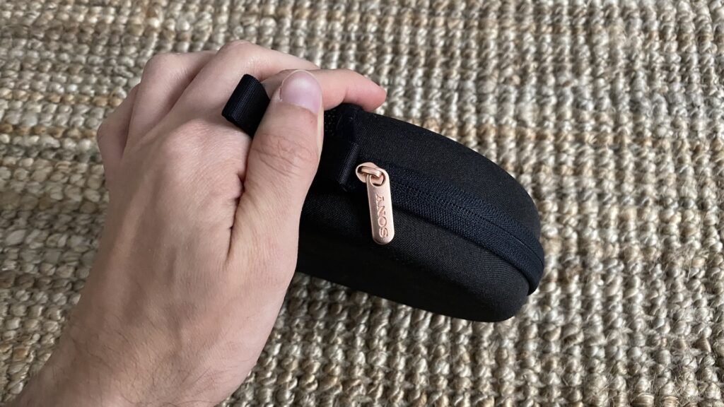 La fermeture cuivre de la coque du casque Sony WH-1000XM4 // Source : Maxime Claudel pour Numerama La fermeture cuivre de la coque du casque Sony WH-1000XM4 // Source : Maxime Claudel pour Numerama