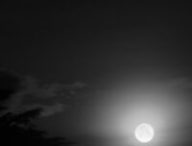 Conjonction entre la Lune, Jupiter et Saturne. // Source : Flickr/CC/ShinyPhotoScotland (photo recadrée)