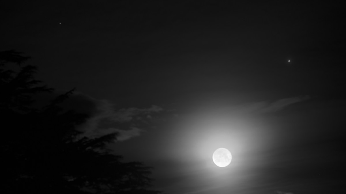 Conjonction entre la Lune, Jupiter et Saturne. // Source : Flickr/CC/ShinyPhotoScotland (photo recadrée)