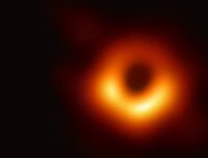 Première image d'un trou noir, M87*. // Source : Wikimedia/Event Horizon Telescope (image recadrée)