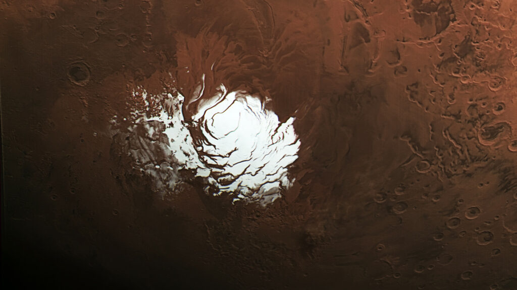Calotte glaciaire au pôle Sud de Mars. // Source : Flickr/ESA/DLR/FU Berlin, CC BY-SA 3.0 IGO (photo recadrée)