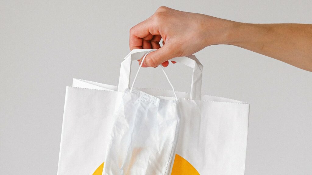 Un petit sac (plastique, papier, tissu) spécialement dédié aux masques est utile au quotidien. // Source : Pexels