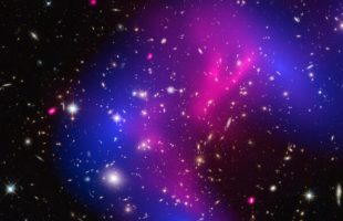 Amas de galaxies étudiés par Chandra et Hubble pour en savoir plus sur la matière noire. // Source : Flickr/CC/Smithsonian Institution (photo recadrée)