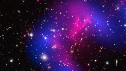Amas de galaxies étudiés par Chandra et Hubble pour en savoir plus sur la matière noire. // Source : Flickr/CC/Smithsonian Institution (photo recadrée)