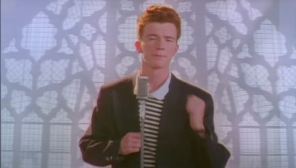 Si vous avez déjà été rickrollé, vous reconnaîtrez cette scène. // Source : Official Rick Astley / YouTube