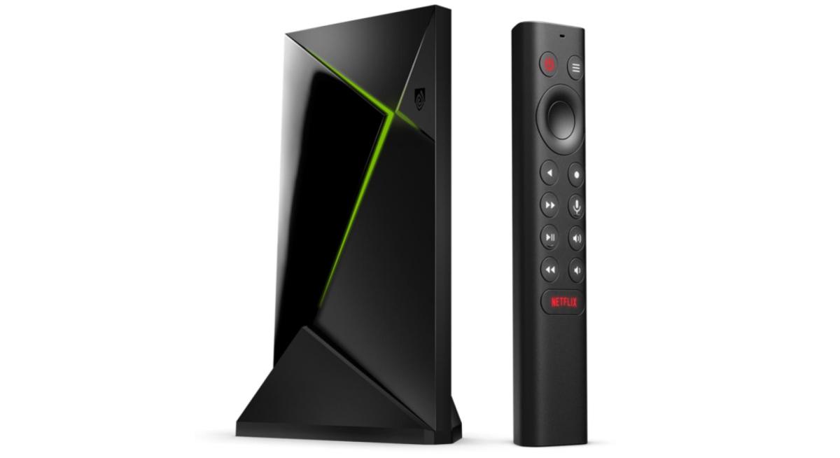 La Nvidia Shield TV Pro avec sa télécommande.