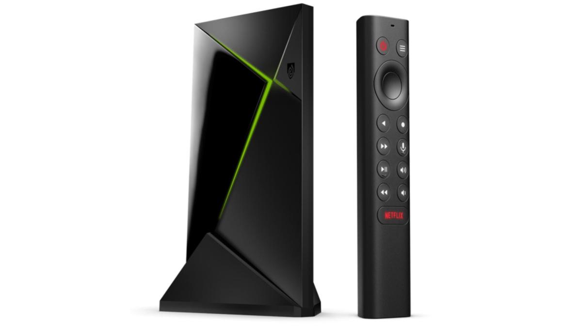 La Nvidia Shield TV Pro avec sa télécommande.