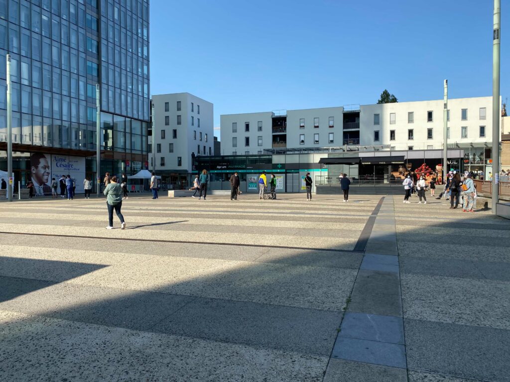 Une file d'attente pour réaliser un test PCR, à Montreuil // Source : Julien Cadot pour Numerama