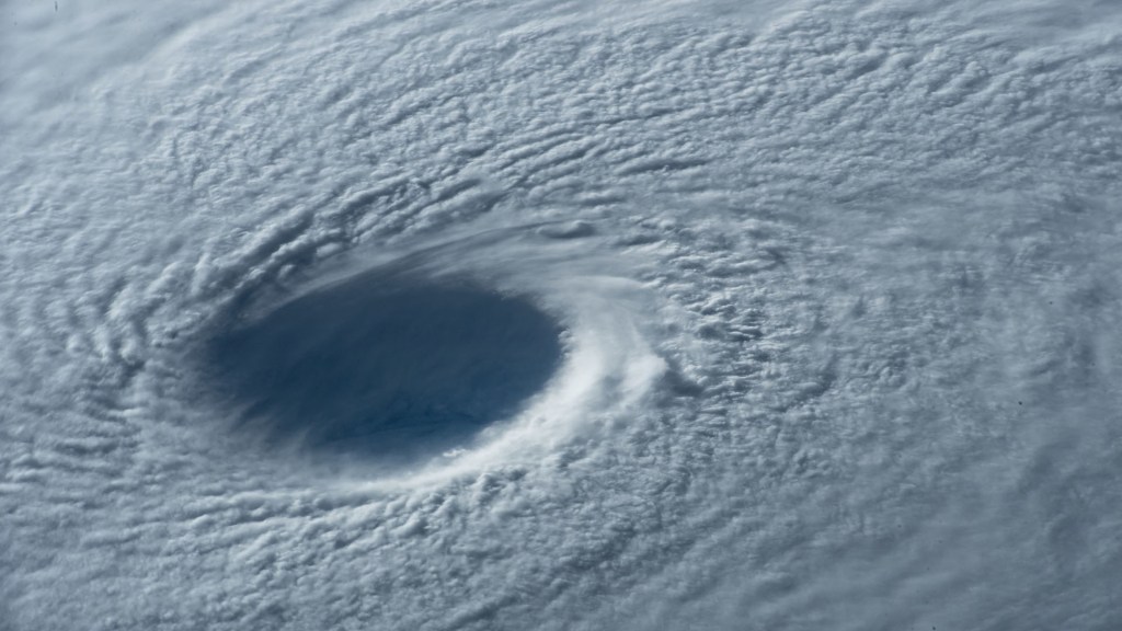 Une photo du typhon Maysak, prise en 2015 depuis la Station spatiale internationale. Le cyclone était alors de catégorie 5. // Source : NASA Johnson